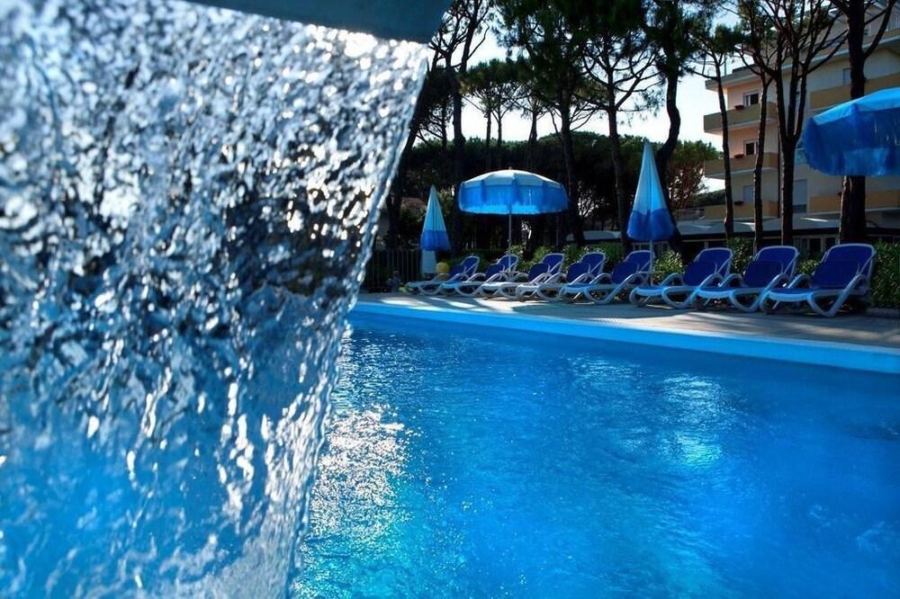 Aparthotel La Pineta リド・ディ・イエゾロ エクステリア 写真